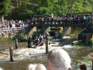 Floß in der Monhardter Wasserstube