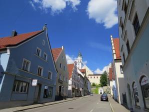 Stadtgasse mit Fuggerschloss