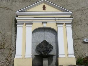 Brunnen im Tempelrelief am Marktplatz