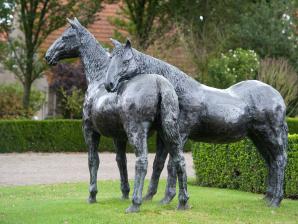 Die Skulptur "Zwei Pferde" unterstreicht Amelands Ruf als "Pferdeinsel"