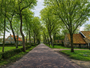 Mit Ziegelsteinen gepflasterte Straße in Ballum. Im Hintergrund Bauernhäuser aus dem 18. Jahrhundert.