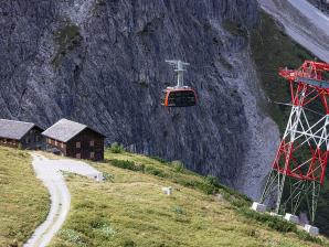Luftseilbahn-Kabine und Seilbahnstütze der Lünerseebahn