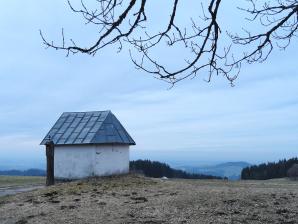 Kapelle Meinstorf mit Blick in den Gäuboden