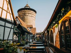 Handwerkerhof mit Frauentorturm