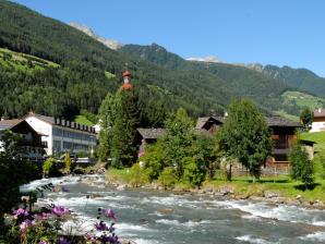 St. Johann im Ahrntal mit Bachlauf