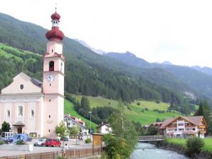 St. Johann mit der gleichnamigen Pfarrkirche