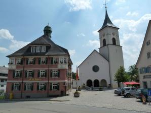 St. Nikolaus-Kirche und Rathaus in der Ortsmitte