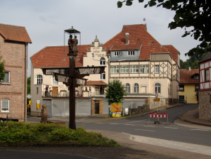 Wanderwegweiser in der Ortsmitte