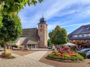 Der Kirchplatz mit der St.-Nikolaus-Kirche