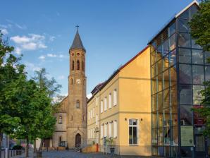 ... und das Heimatmuseum (gläsernes Gebäude)