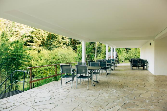 Überdachte Terrasse mit Grill