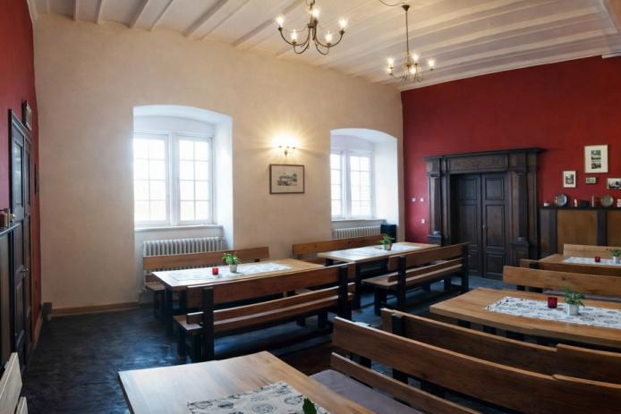 rustikaler Saal mit Holzbänken