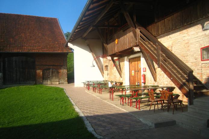 Sitzgelegenheit unter dem Tennenvordach