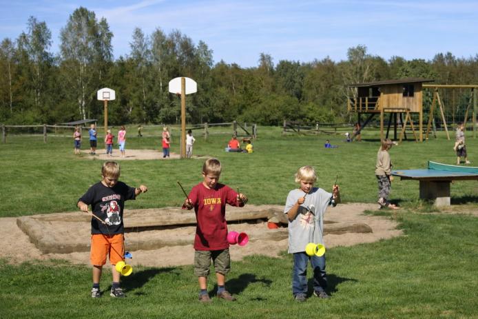 Großes Kinder Spielgelände mit Spielhaus, Beach-Volleyball, Bogensport,