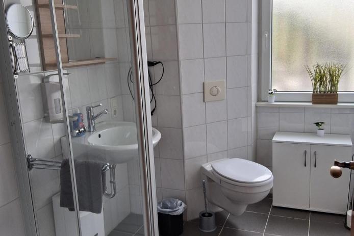 Ferienhaus L, Badezimmer EG