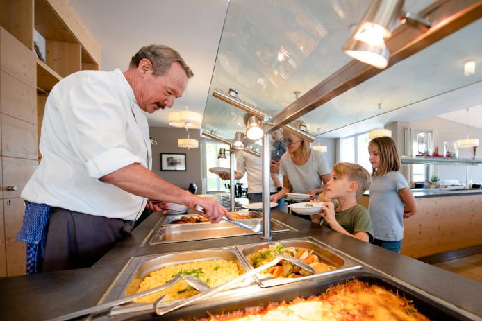 Essensausgabe am Mittagsbuffet
