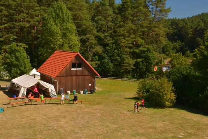 Kleiner Zeltplatz mit eigener Kochhütte