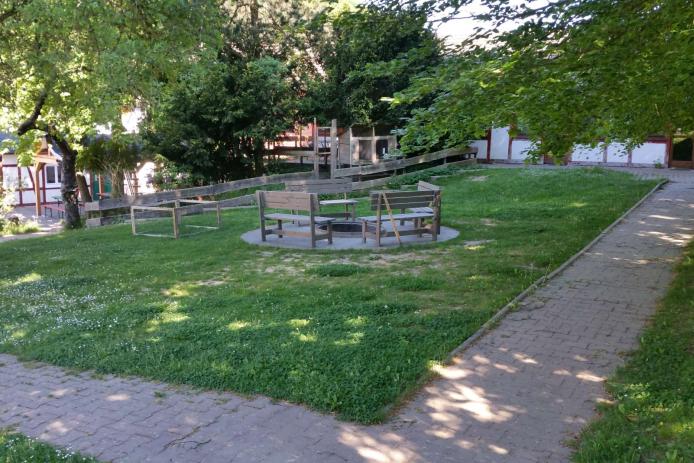 Spielwiese mit Grill-/Lagerfeuerplatz und Atelier