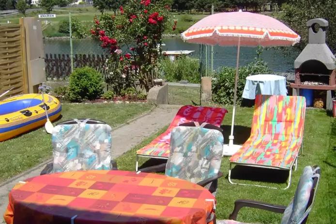 Gartenanlage mit Grill, moselseitig