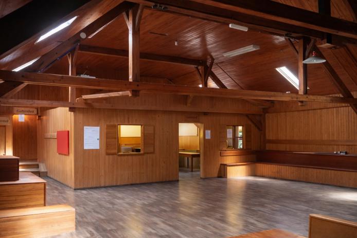 Der große Aufenthaltsraum mit Theaterbühne