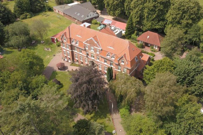 Das große Außengelände bietet eine einmalige entspannte Atmosphäre