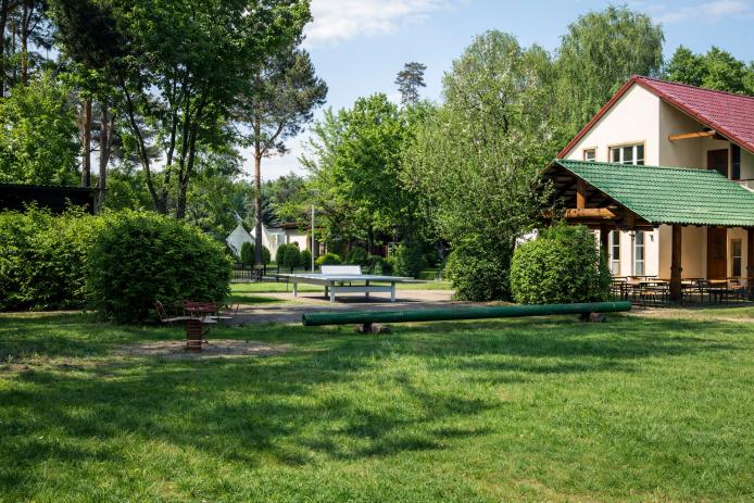 Wiese mit Gruppenhaus