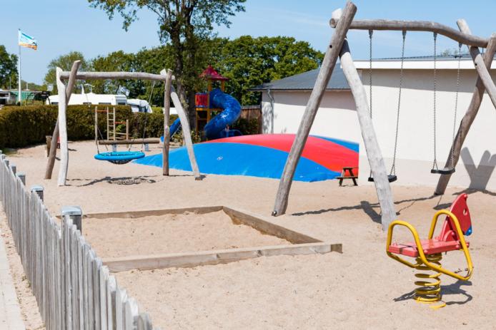 Spielplatz mit Hüpfkissen