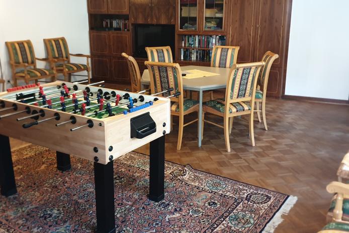 Der Multifunktionssaal "Mufti " mit Kicker und TV