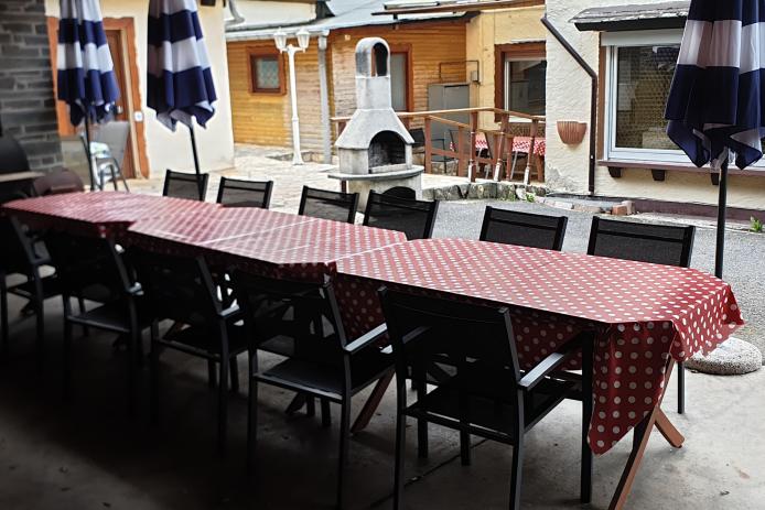 Bei starker Sonne oder Regen ist draussen unterm Carport Platz genug