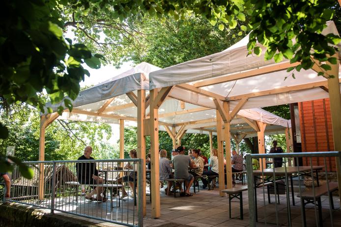 Frühstück auf der sonnigen Terrasse