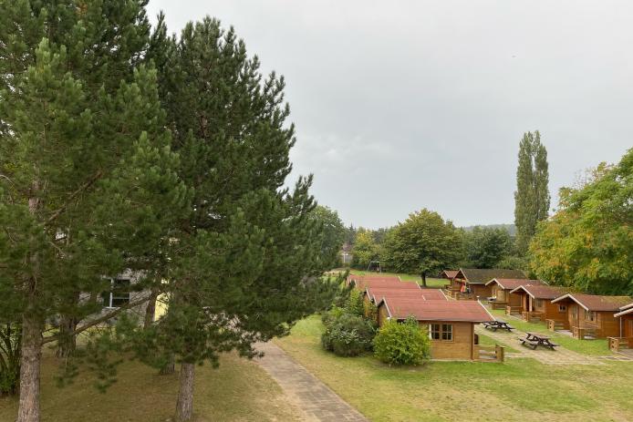 Blick auf die Blockhütten