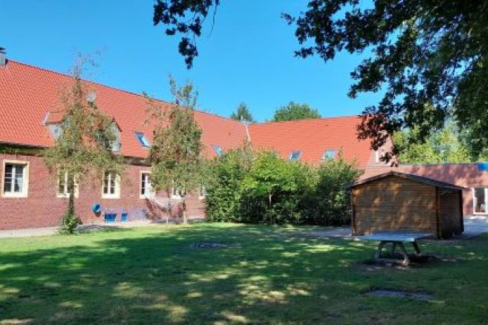 Wiese, Tischtennisplatte, Lagerfeuerstelle