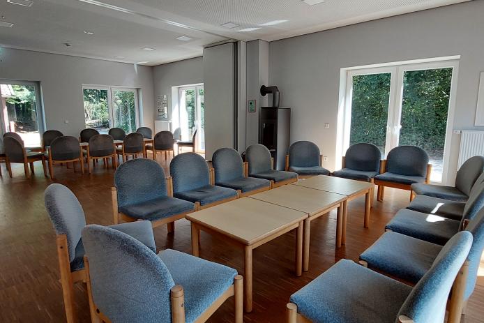 Gruppenraum mit Kaminofen