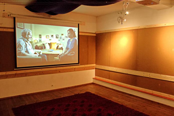 Raum mit einer Medienanlage