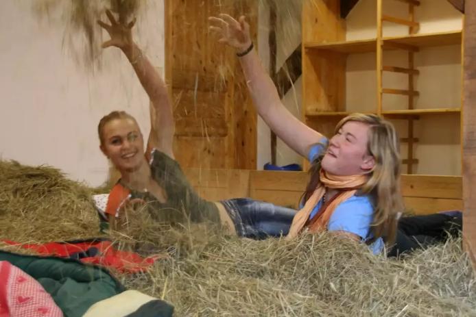 Schlafen in duftendem Öko-Heu - ein herrlichges Vergnügen. Ferner Matratzenlager und 2 Bettzimmer