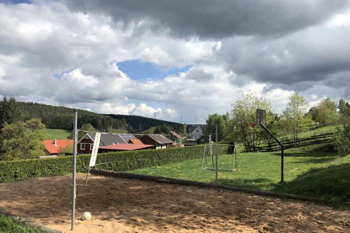 Mit Spielwiese und Fußballtoren