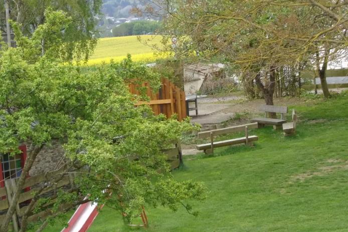 Spielfläche und große Grillecke