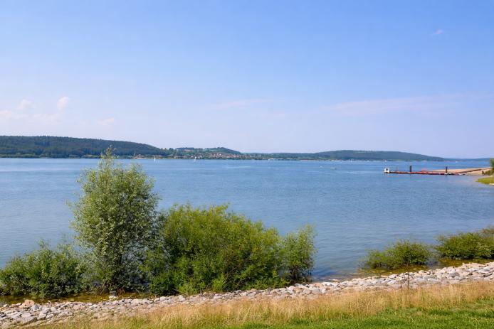 Brombachsee (Luftlinie 1 km)