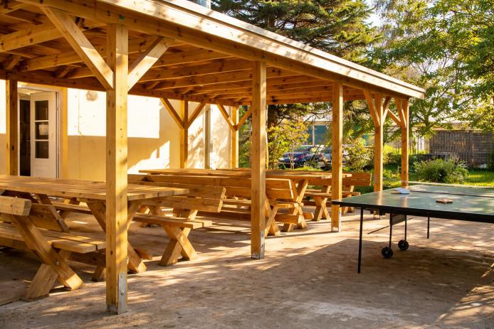 Die überdachte Terrasse ist gut bei Sonne und Regen.