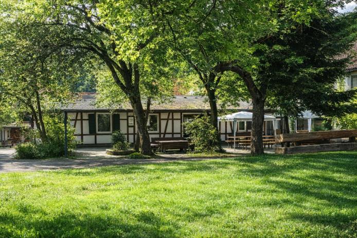 Vor der Spielhalle: der regengeschützte Innenhof