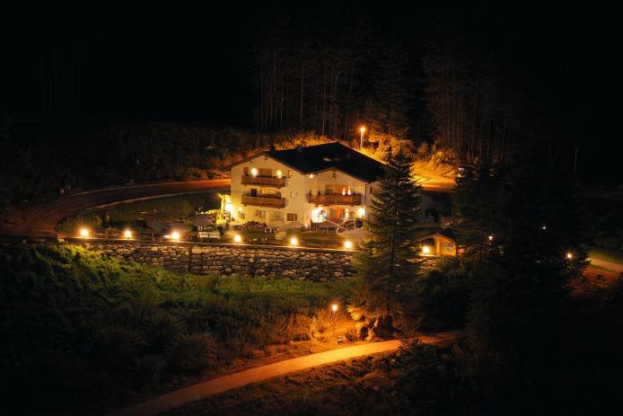 Haus Tyrol bei Nacht
