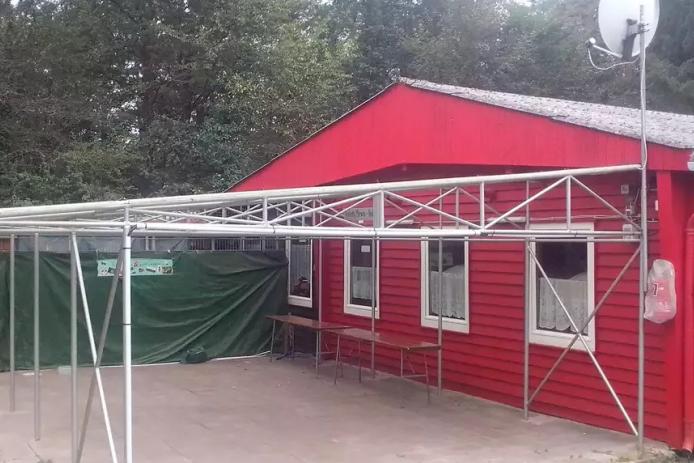 Schöne Außensitzgelegenheit beim Blockhaus