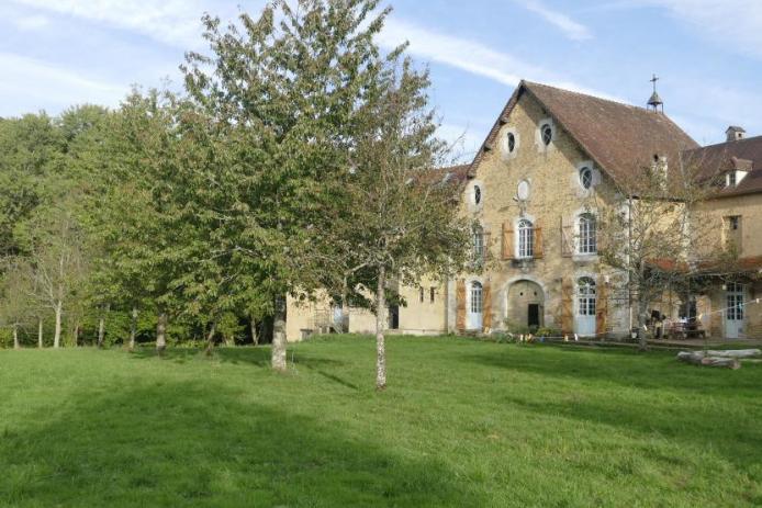 Hausrückseite mit Rasenfläche