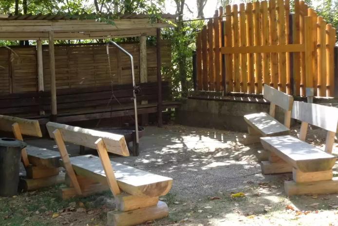 großer Grillplatz mit Schwenkgrill