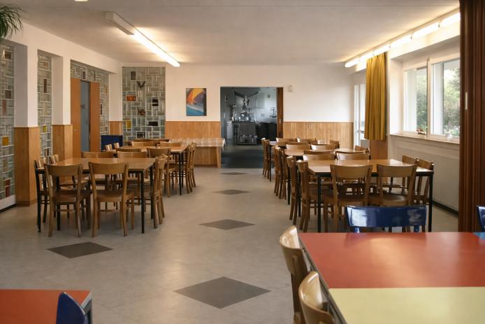 Speiseraum, im Hintergrund die Küche 