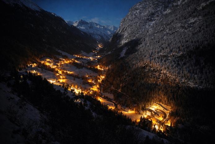 Vollmond im hinteren Pitztal rechts unten das Haus Tyrol