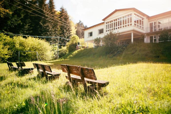 Blick auf den Bolzplatz und die Terrasse