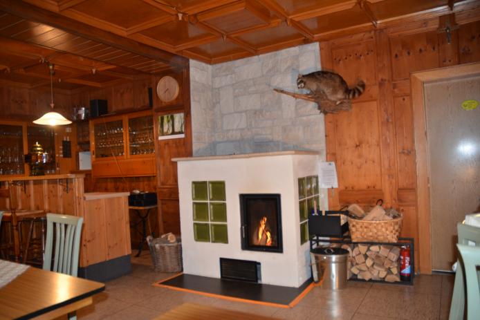 Der gemütliche Kachelkaminofen neben der Theke