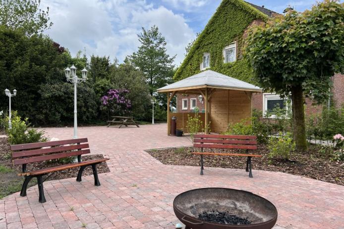 Terrasse mit Grill- und Feuerstelle