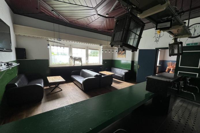 Grüner Salon - mit Theke, Flachbild-TV und gemütlicher Sitzecke